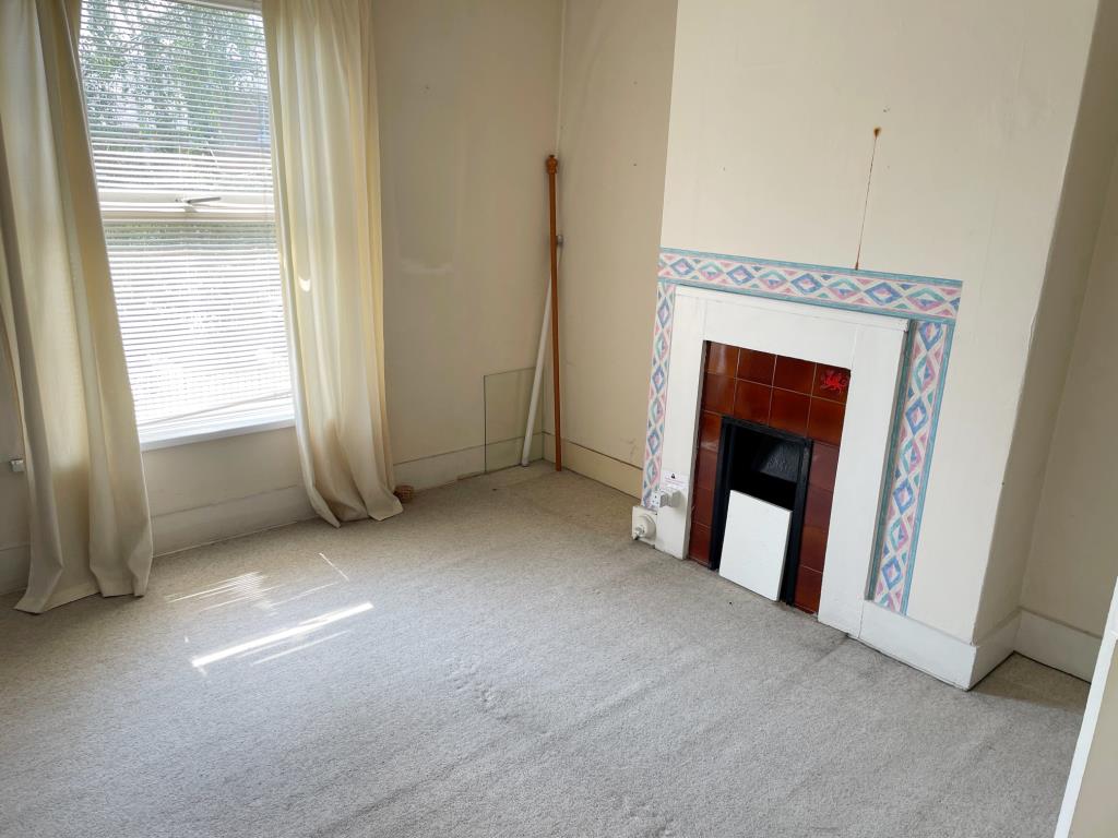 Lot: 29 - MID-TERRACE HOUSE FOR IMPROVEMENT - bedroom